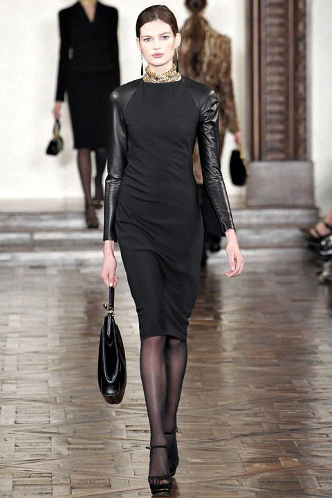 Модель в элегантном черном платье